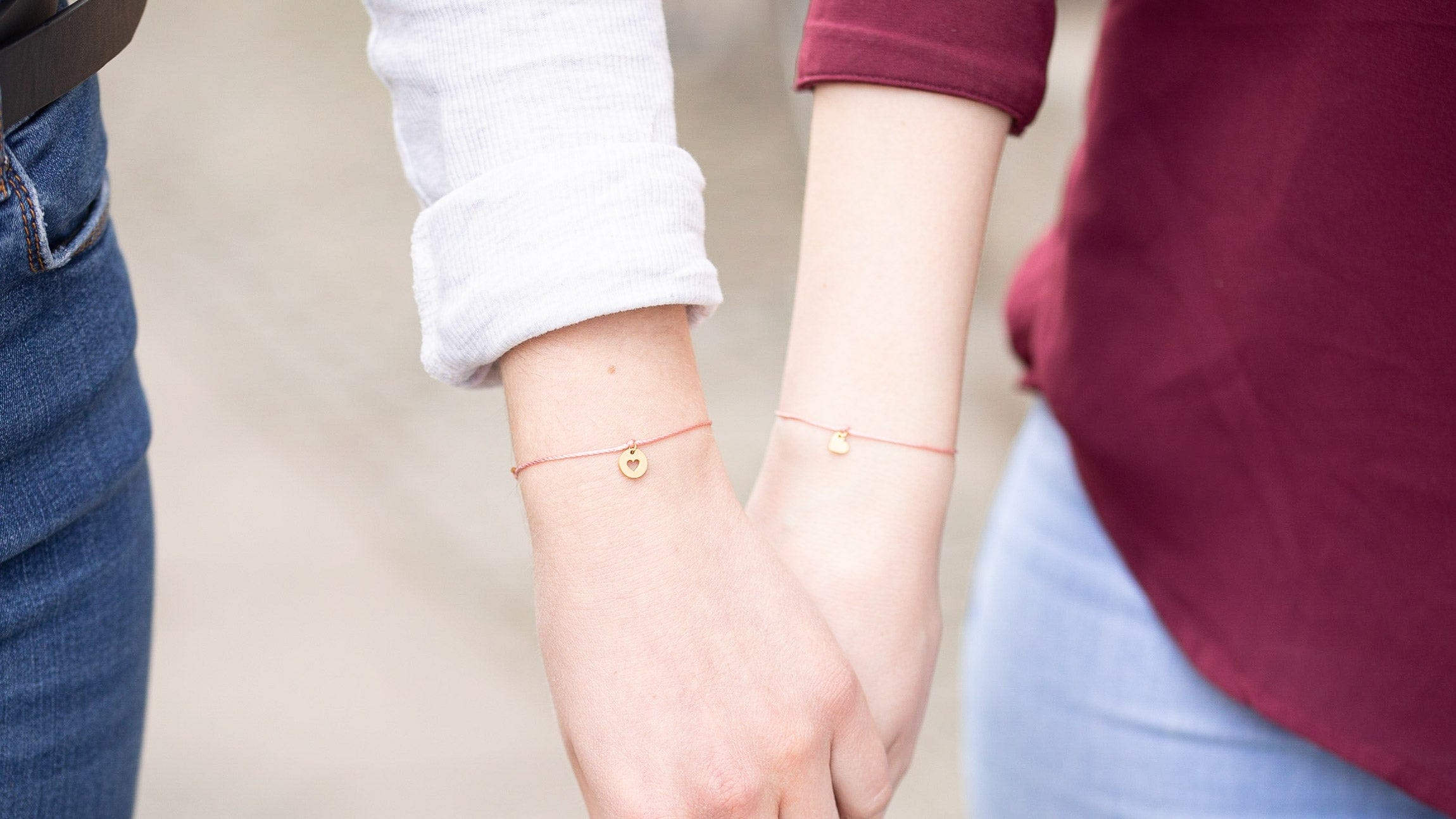 Mutter Tochter Armbaender in rosa von Oh Bracelet Berlin als Geschenk zu Muttertag getragen von Mama und Tochter