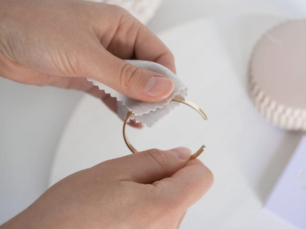 schmuck-reinigen-modeschmuck-reinigen-recycelter-schmuck-hochwertiger-schmuck-armreif-gold