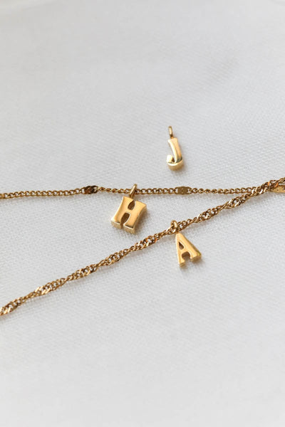 Letter Charm | Farbe Gold