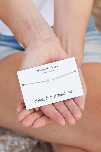 Armband mit Herz an Karte mit Spruch Mama du bist wunderbar in der Farbe Silber von Oh Bracelet Berlin