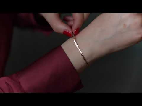 Handmodel präsentiert Armbänder für Damen