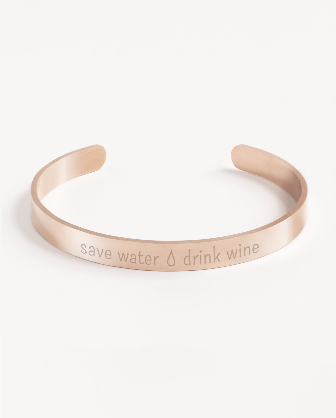 Edelstahl Armreif mit Gravur save Water drink Wine in der Farbe Roségold von Oh Bracelet Berlin