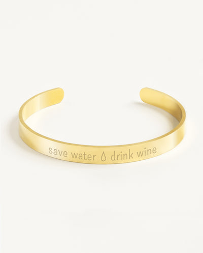 Edelstahl Armreif mit Gravur save Water drink Wine in der Farbe Gold von Oh Bracelet Berlin