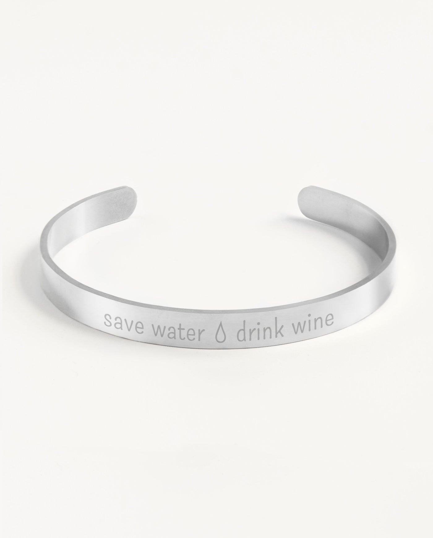 Edelstahl Armreif mit Gravur save Water drink Wine in der Farbe Silber von Oh Bracelet Berlin