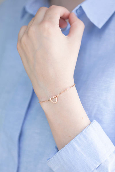 Handmodel zeigt ein Armband mit Herz in der Farbe Rosegold