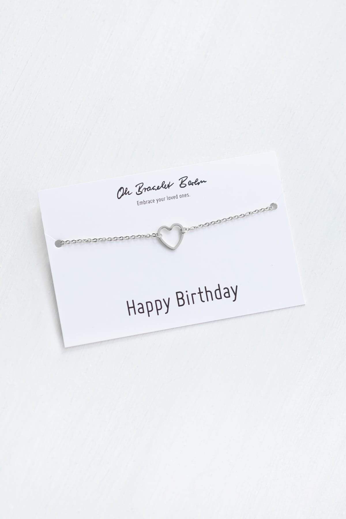Glückwunschkarte zum Geburtstag präsentiert ein Armband mit Herz in der Farbe Silber