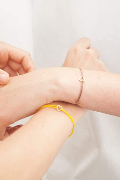 Tochter traegt Armband für Mama und Tochter als Geschenk zum Muttertag von Oh Bracelet Berlin