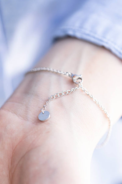 Verstellbarer Karabinerverschluss von einem Armkettchen mit Schriftzug von Oh Bracelet Berlin