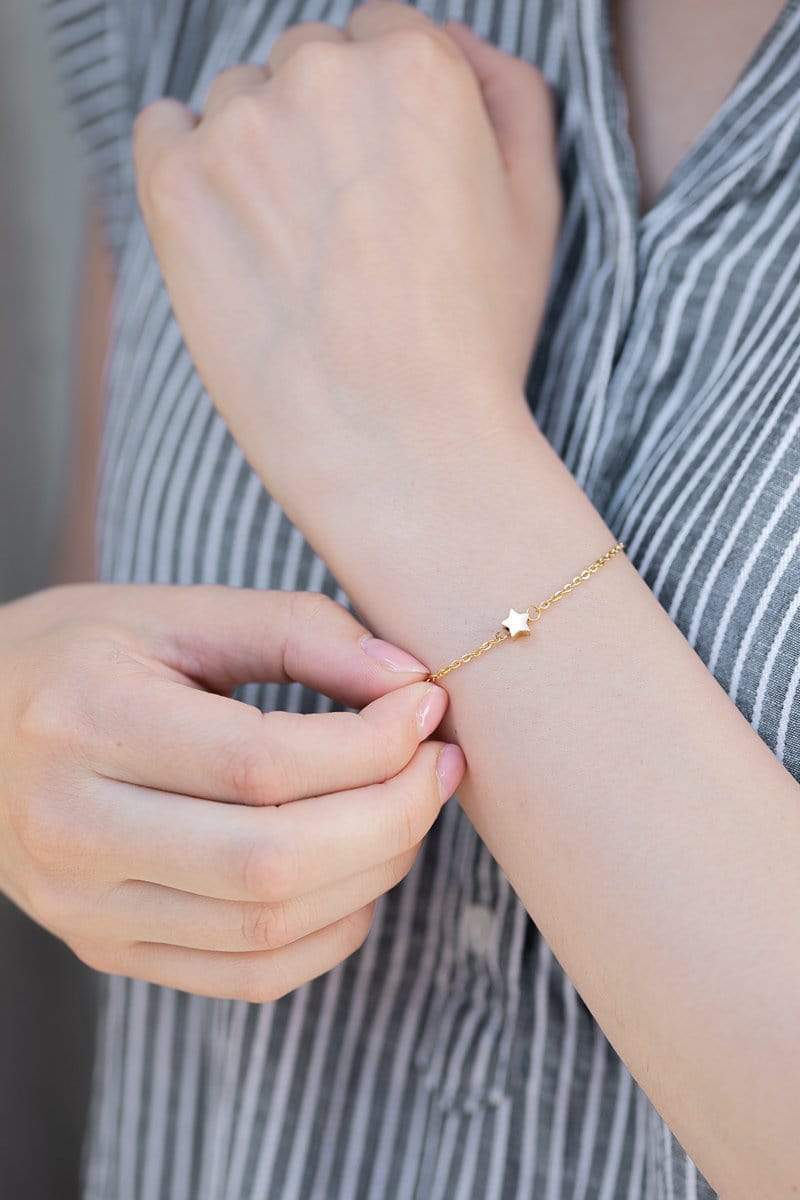 Handmodel zeigt ein verstellbares Armband mit Stern in der Farbe Gold