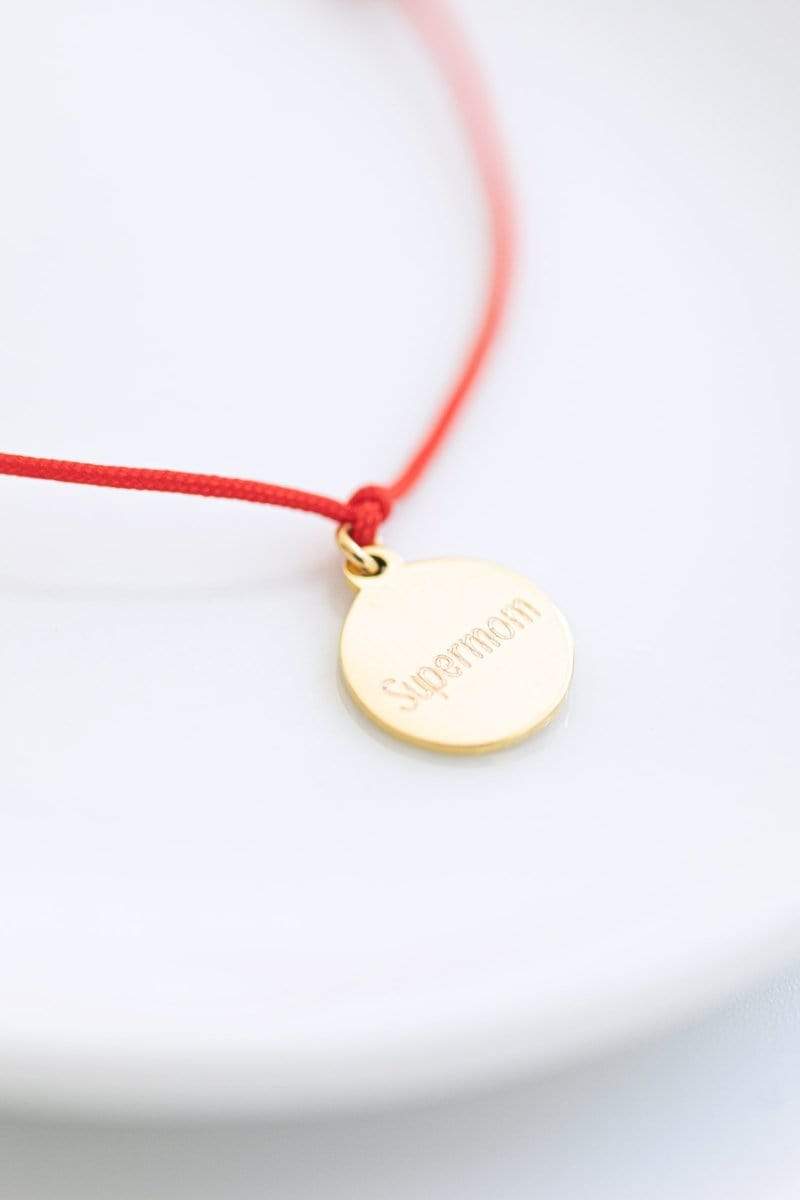 Groessenverstellbares Armband in Gold mit Supermom Gravur Plaettchen von Oh Bracelet Berlin 