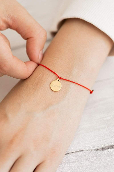 Frau traegt groessenverstellbares Armband in Gold mit Supermom Gravur Plaettchen von Oh Bracelet Berlin 