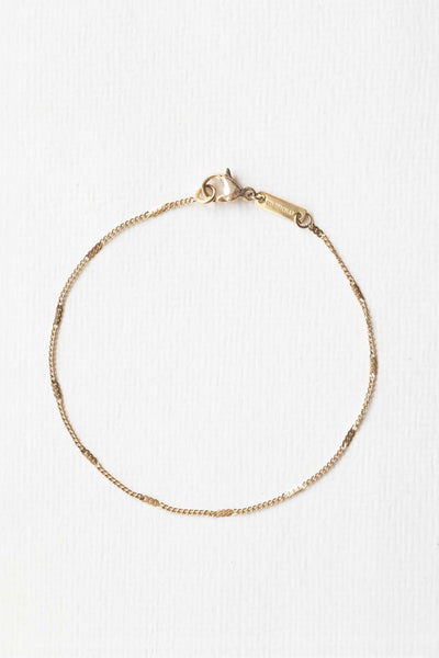 Filigranes hochwertiges Armband in Gold von Oh Bracelet Berlin bestehend aus recyceltem Edelstahl