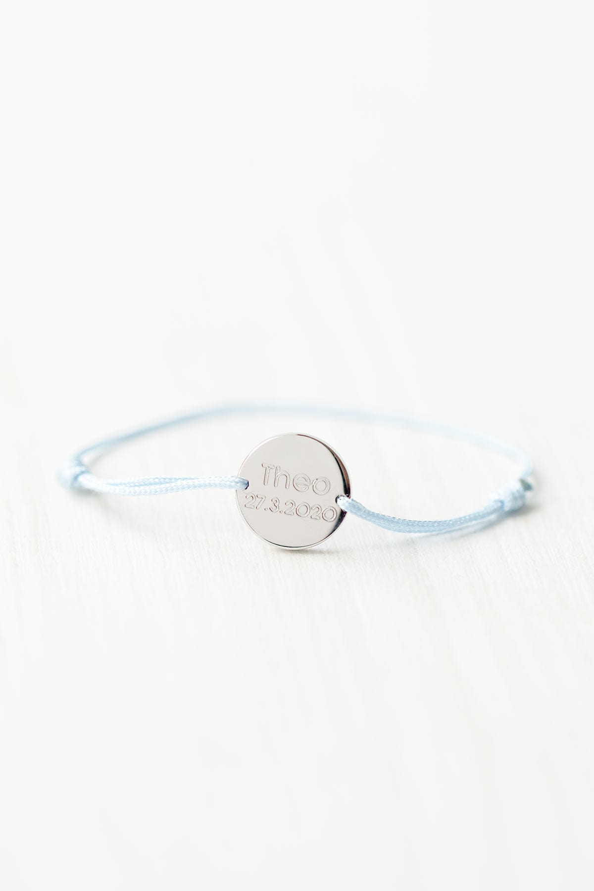 Baby Armband mit Gravur in Silber von Oh Bracelet berlin mit dem Namen Theo