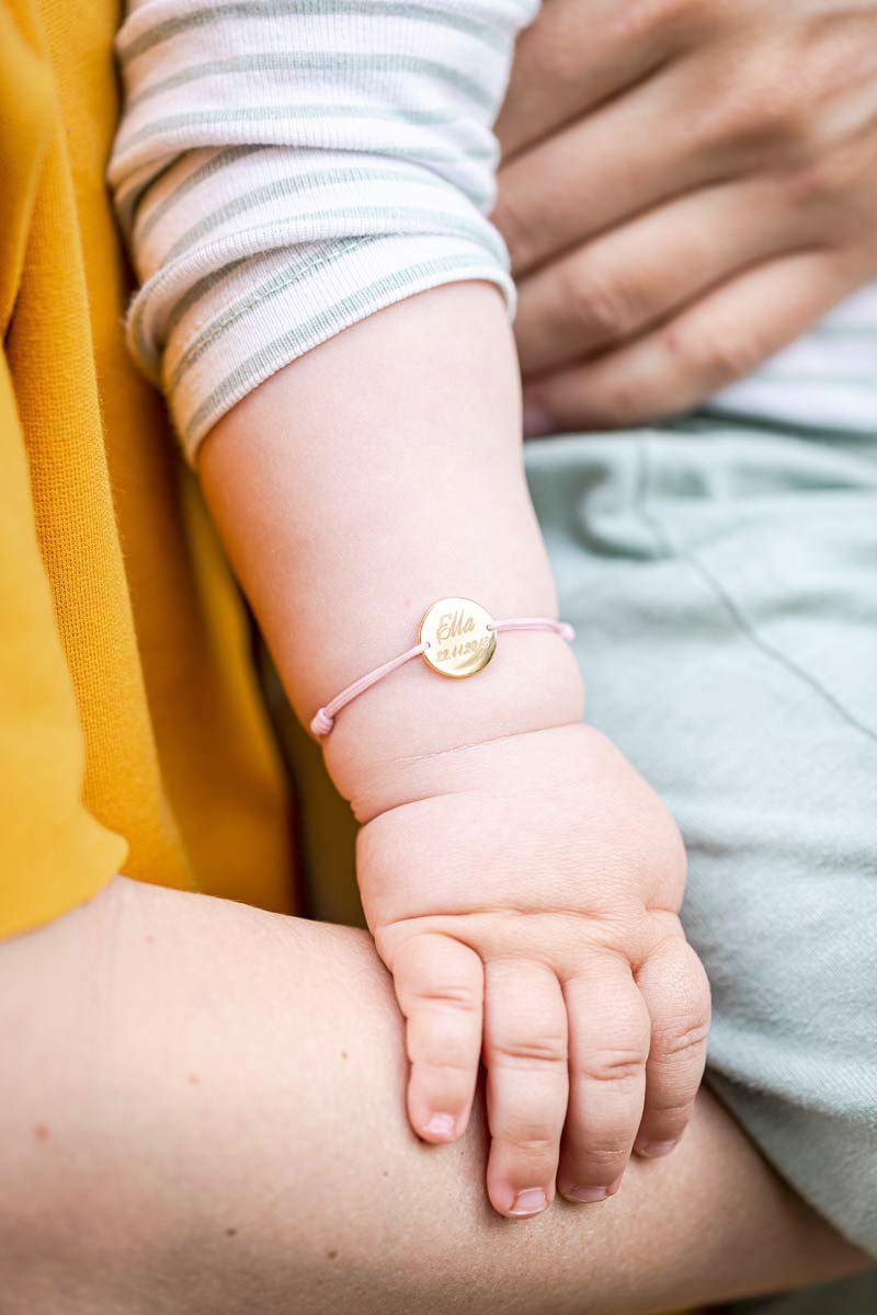Baby trägt Armband mit Gravur in Gold von Oh Bracelet Berlin mit dem Namen Ella
