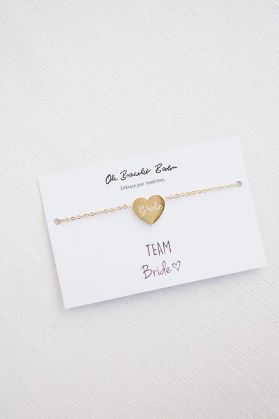 Brautjungfern Armband in der Farbe Gold an Karte mit Schriftzug Team Bride