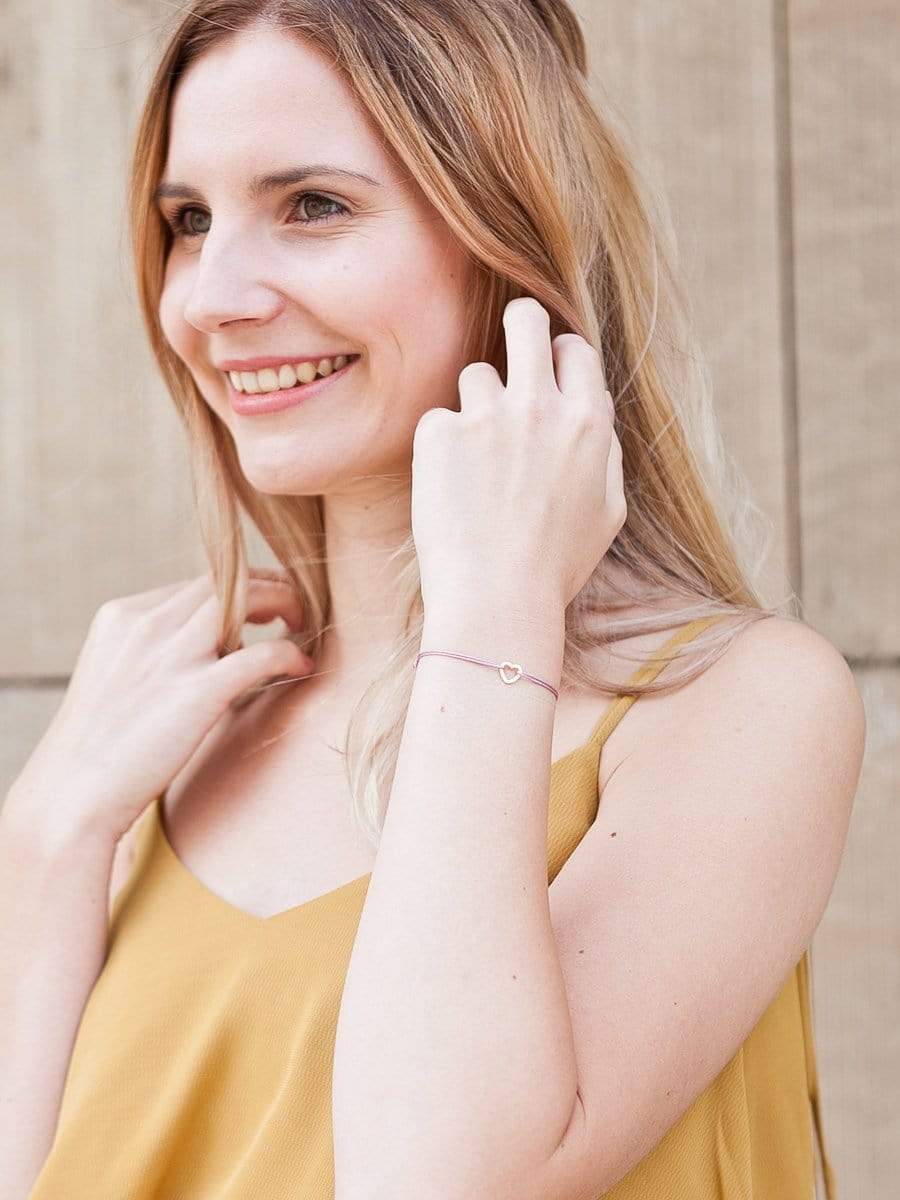 Beste Freundin traegt nachhaltiges und Armband mit Herz aus Edelstahl von Oh Bracelet Berlin