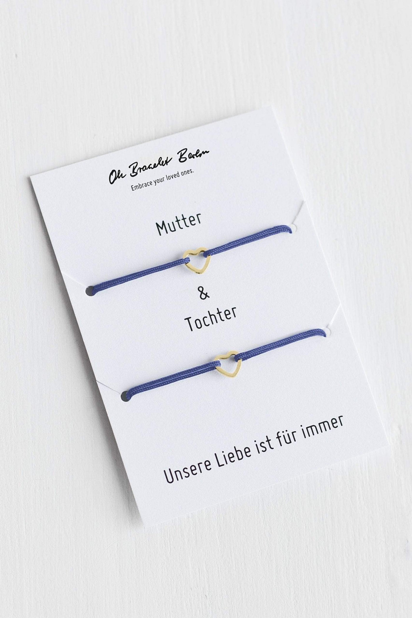 Freundschaftsarmbaender fuer Mutter und Tochter an einer Karte mit kurzem Liebesspruch von Oh Bracelet Berlin