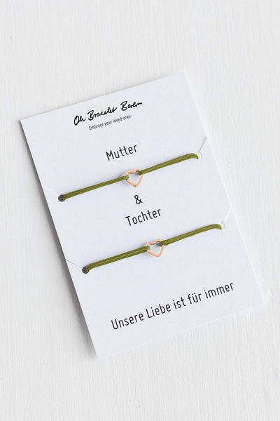 Freundschaftsarmbaender Schmuck fuer Mutter und Tochter an einer Karte mit kurzem Liebesspruch von Oh Bracelet Berlin