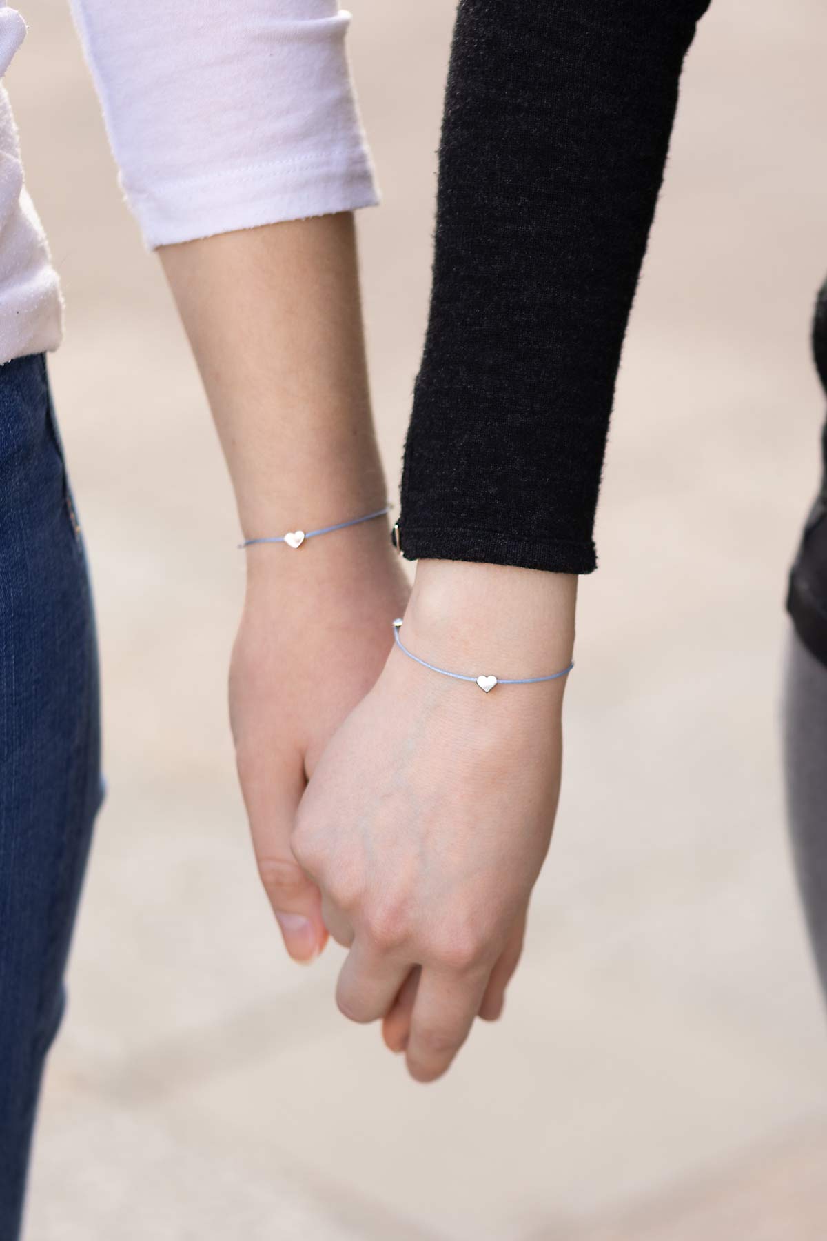 Beste Freundinnen präsentieren ihr Armband Herz in der Farbe Silber von Oh Bracelet Berlin