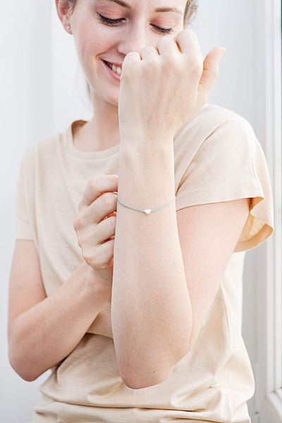 Trauzeugin präsentiert nachhaltiges Schmuck Armband mit Herz von Oh Bracelet Berlin