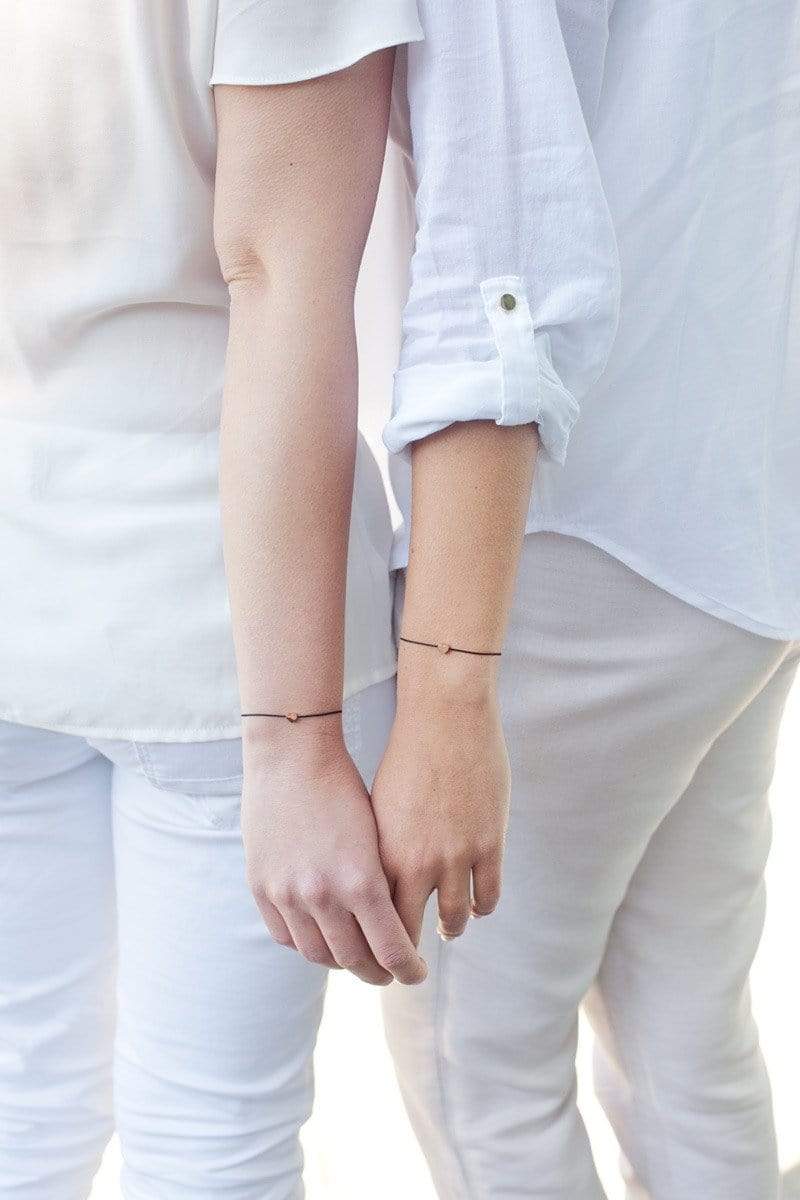 Beste Freundinnen präsentieren Armband mit Herz von Oh Bracelet Berlin und halten dabei Händchen