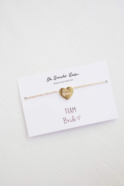 Brautjungfern Armband in der Farbe Gold an Karte mit Schriftzug Team Bride